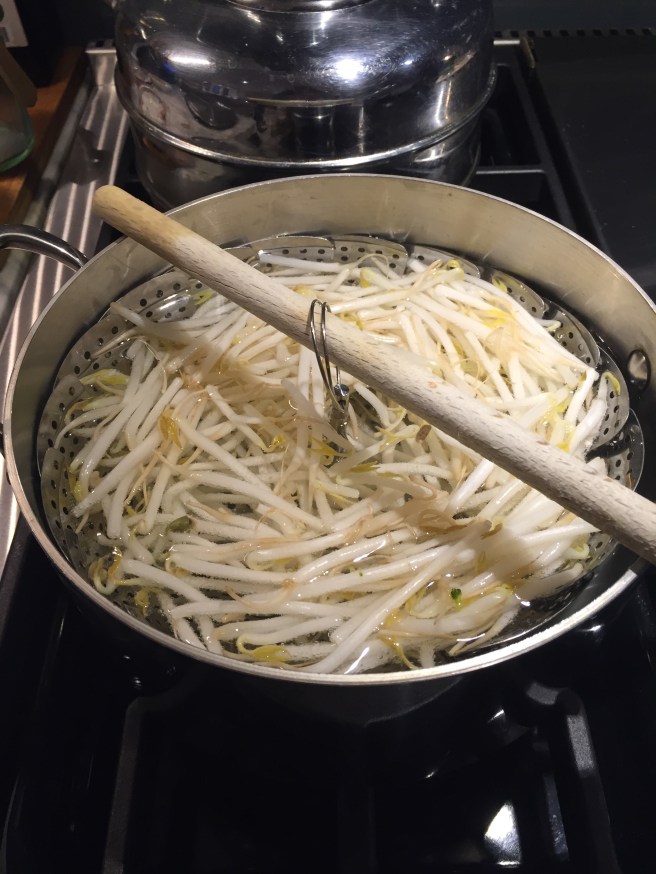 Blanching bean sprouts